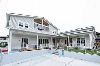 アキュラホーム(AQ Group)の施工事例「ウッドデッキと開放的な庭空間のある海を感じるリゾート&カリフォルニアスタイルの家」の画像4