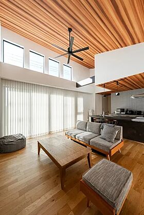 【AQURA HOME PLAZA仙台店】の施工事例「木目×ブラックで整えた”お気に入り”が詰まったインテリア」の画像1