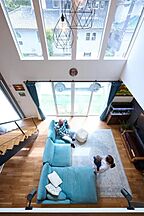 シンプルモダンスタイルのリビング 【アキュラホーム 東広島展示場】@山陰本線「寺家」駅より徒歩圏内 吹き抜けとワイドスパン窓が特徴の事例画像