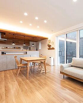 【AQURA HOME PLAZA仙台店】の施工事例「間接照明が心地よい、シンプルで洗練されたリビングダイニングのある家」の画像1