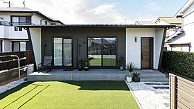 【AQURA HOME PLAZA仙台店】の施工事例「吹き抜けと間接照明が織りなす、開放的な平屋の暮らし」のメイン画像