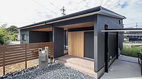 【AQURA HOME PLAZA仙台店】の施工事例「空間が仲間との”愉しみ”を広げるシンプルモダン平屋」の画像1