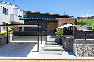 【アキュラホーム 浜松展示場】@JR東海道本線「天竜川」駅 付近 太陽光搭載・大収納のある家の施工事例「真ん中リビングで家族が自然と集まるあたたかな家」の画像
