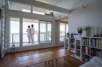 シンプルモダンスタイルのリビング 【アキュラホーム 東広島展示場】@山陰本線「寺家」駅より徒歩圏内 吹き抜けとワイドスパン窓が特徴の事例画像