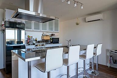 アキュラホーム(AQ Group)の施工事例「碧い湖のほとりで過ごす白壁のリゾートスタイルの家」の画像3