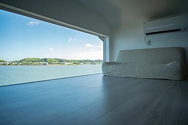 アキュラホーム(AQ Group)の施工事例「碧い湖のほとりで過ごす白壁のリゾートスタイルの家」の画像5