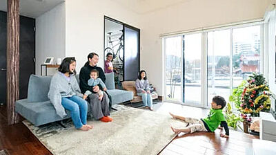 シンプルモダンスタイルのリビング 【アキュラホーム 津展示場】@イオンモール津南徒歩4分 ワイドスパンの大きな窓と吹き抜けで明るい室内の事例画像