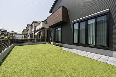 【アキュラホーム 福山引野展示場】@JR山陽線「東福山」駅そば インナーテラスやガレージ土間が特徴の施工事例「大きな庭が第二のリビングになる家」の画像4
