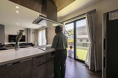 【アキュラホーム 福山引野展示場】@JR山陽線「東福山」駅そば インナーテラスやガレージ土間が特徴の施工事例「大きな庭が第二のリビングになる家」の画像5