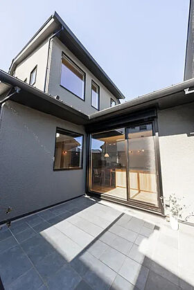 【アキュラホーム RSK展示場】@箕島高松線道路沿 RSKバラ園至近 中庭でつながる二世帯住宅モデルの施工事例「吹き抜けリビングが家族を繋ぐ、木の風合いが心地よい住まい」の画像7