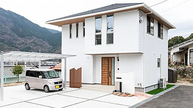 【アキュラホーム 福山展示場】@JR山陽線「東福山」駅そば インナーテラスやガレージ土間が特徴の施工事例「大開口の窓が心地よい光と景色を届けるLDKの家」の画像