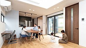 【アキュラホーム RSK展示場】@箕島高松線道路沿 RSKバラ園至近 中庭でつながる二世帯住宅モデルの施工事例「吹き抜けリビングと庭へ続くウッドデッキが家族の時間を育む家」のメイン画像