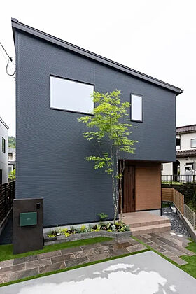 【アキュラホーム RSK展示場】@箕島高松線道路沿 RSKバラ園至近 中庭でつながる二世帯住宅モデルの施工事例「吹き抜けリビングと庭へ続くウッドデッキが家族の時間を育む家」の画像9