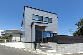 鈴木工務店の施工事例「コンパクトな台形の敷地に建つ家」のメイン画像