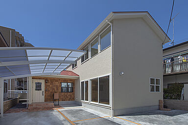 鈴木工務店の施工事例「周囲の家に囲まれた旗竿地に建つ家」の画像