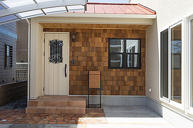 鈴木工務店の施工事例「周囲の家に囲まれた旗竿地に建つ家」の画像2