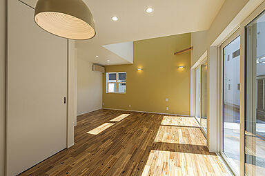 鈴木工務店の施工事例「周囲の家に囲まれた旗竿地に建つ家」の画像5