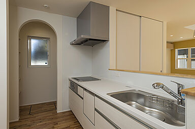 鈴木工務店の施工事例「周囲の家に囲まれた旗竿地に建つ家」の画像6