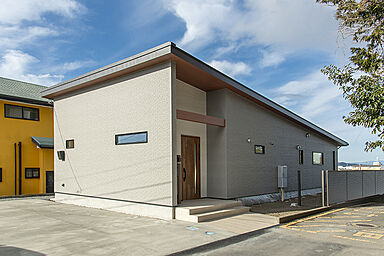 鈴木工務店の施工事例「高台に建つ平屋」の画像