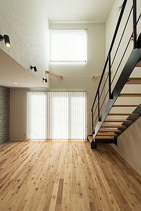 鈴木工務店の施工事例「生活感をなくした多機能収納の家」の画像1