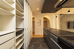 鈴木工務店の施工事例「生活感をなくした多機能収納の家」の画像5