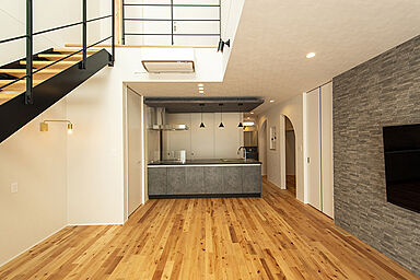 鈴木工務店の施工事例「街なかに建つ家」の画像1