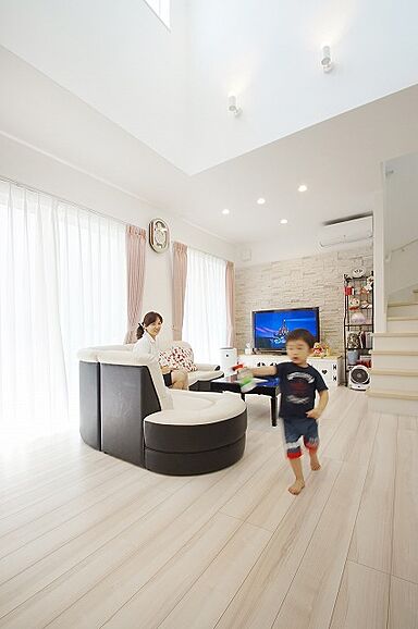 HaScasa(ハスカーサ)・ポラスグループの施工事例「木漏れ日が射す白い家【欧風モダン】」の画像1