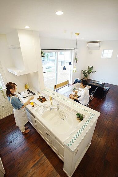 HaScasa(ハスカーサ)・ポラスグループの施工事例「会話がはずむ まっしろなキッチンがある家【南欧風】」の画像1
