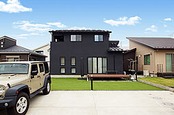 HaScasa(ハスカーサ)・ポラスグループの施工事例「広い芝生の庭とウッドデッキがあるモダン住宅」の画像