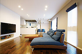 HaScasa(ハスカーサ)・ポラスグループの施工事例「広い芝生の庭とウッドデッキがあるモダン住宅」の画像1