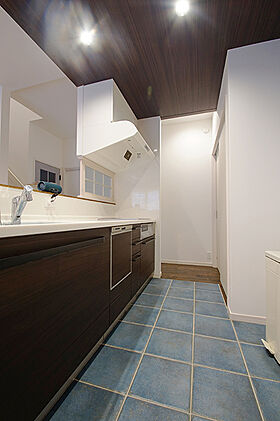 HaScasa(ハスカーサ)・ポラスグループの施工事例「広い芝生の庭とウッドデッキがあるモダン住宅」の画像3