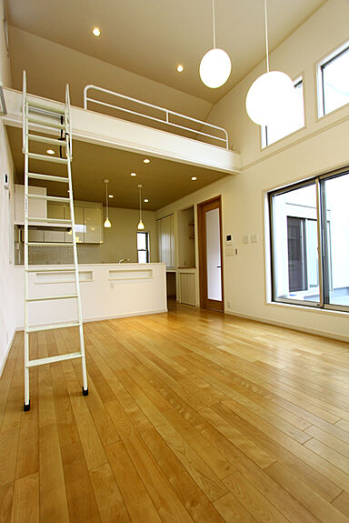 株式会社ビーバーハウス注文住宅レストの施工事例「【ロフト】吹抜け書架のある家」の画像1