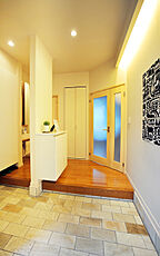 シンプルモダンスタイルの玄関 株式会社ビーバーハウス注文住宅レストの事例画像