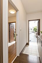 カフェスタイルの玄関 株式会社ビーバーハウス注文住宅レストの事例画像