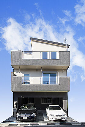 株式会社ビーバーハウス注文住宅レストの施工事例「【大開口】車2台駐車可能三階建て」のメイン画像