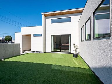 タマホーム株式会社 仙台支店の施工事例「普遍的な美しさを追求したシンプルモダンな平屋の住まい」の画像2