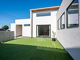 タマホーム株式会社 高崎支店の施工事例「普遍的な美しさを追求したシンプルモダンな平屋の住まい」の画像2