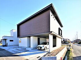 株式会社トスコの施工事例「彩りの暮らしが広がる大空間のビルトインガレージのある家」のメイン画像
