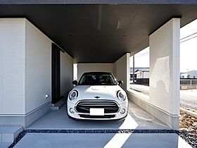 株式会社トスコの施工事例「彩りの暮らしが広がる大空間のビルトインガレージのある家」の画像1