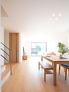 株式会社トスコの施工事例「南向きの土地を活かした陽が差し込む明るいLDKのある家」の画像3