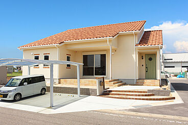 株式会社リバティーホームの施工事例「平屋住宅 中二階と半地下がある プロヴァンス風の外観の家」の画像