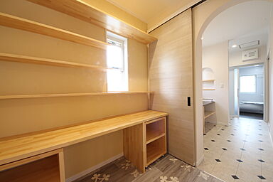 株式会社リバティーホームの施工事例「平屋住宅 中二階と半地下がある プロヴァンス風の外観の家」の画像5