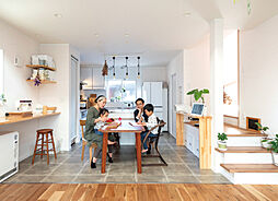 株式会社リバティーホームの施工事例「吹き抜けがあるのに家中が温かく、間取りにもとことんこだわった家」の画像