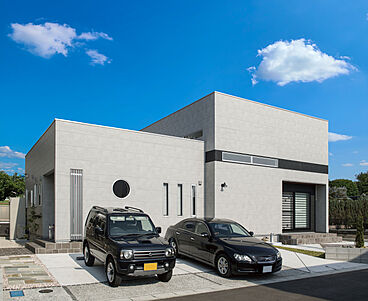 株式会社リバティーホームの施工事例「平屋住宅 洗練されたコンクリート調の外観、中二階のある」の画像