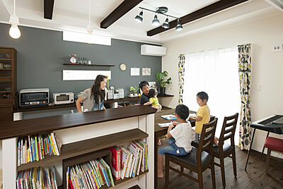 カフェスタイルのリビング 株式会社リバティーホームの事例画像