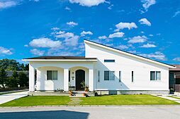 丸和建設株式会社の施工事例「平屋建て 青空に映える平屋住宅」の画像