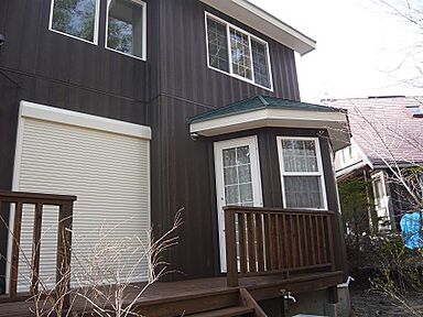 株式会社シスクホームの施工事例「落着いた雰囲気の外観の別荘」の画像5