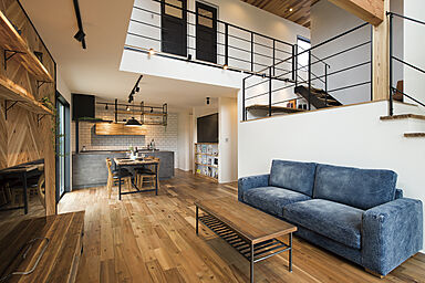 ハウスクラフト株式会社 【オンライン接客対応店】の施工事例「【中庭×吹き抜け】住むほどに愛着がわく、住宅のプロが建てた家」の画像1