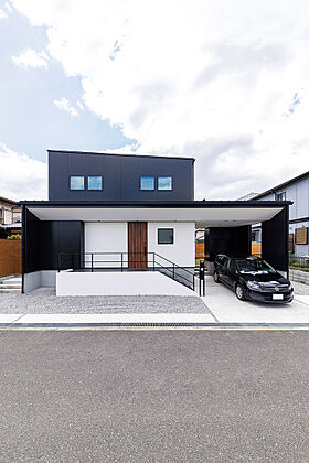 ハウスクラフト株式会社 【オンライン接客対応店】の施工事例「【ガレージのある暮らし】大収納と快適動線を考えた、家族5人で大らかに暮らせる家」のメイン画像