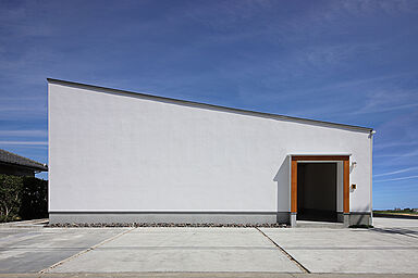 ハウスクラフト株式会社 【オンライン接客対応店】の施工事例「【バイクガレージ×平屋】趣味を楽しむスペースと、中庭をL字に囲む平屋」の画像